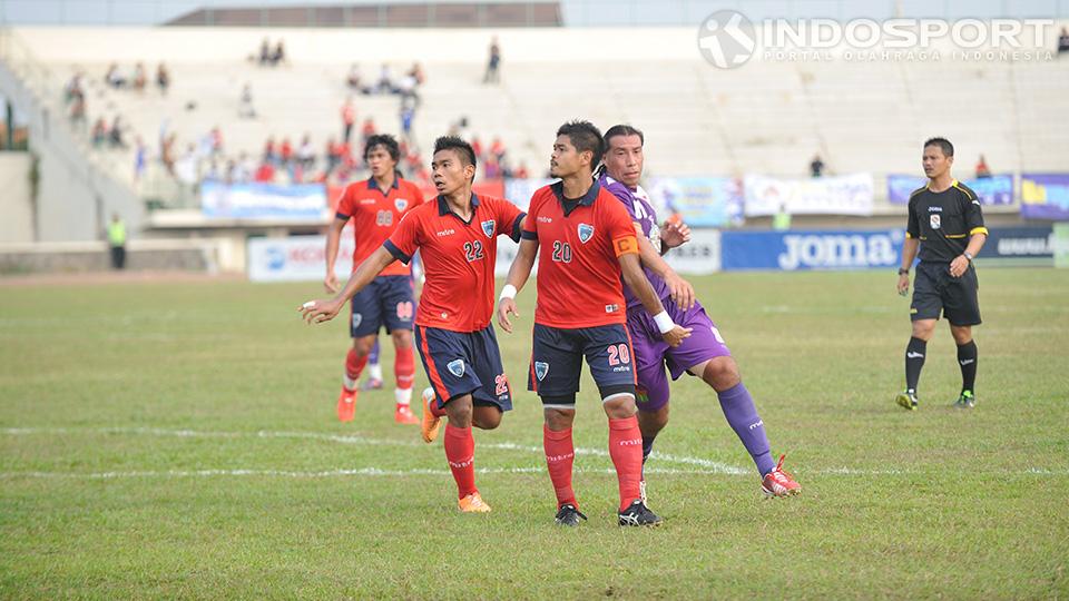  Pemain Persita Christian Carrasco mencoba melewati kawalan pemain Pelita Bandung Raya (PBR) Bambang Pamungkas (jersey no 20) dan Wildansyah (jersey no 22) pada pertandingan penentuan delapan besar di stadion Singaperbangsa, Karawang, Jumat (05/09/14).